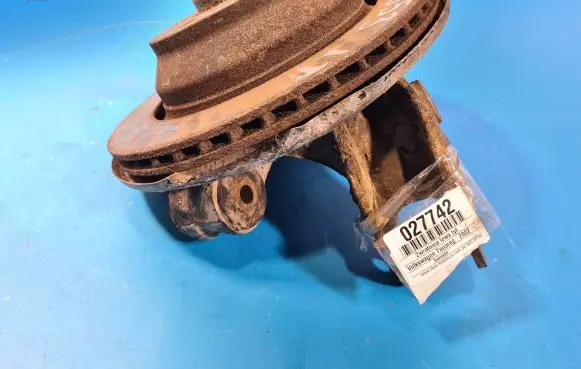 Volkswagen Touareg I Front wheel hub spindle knuckle
