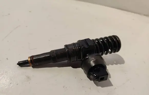 Volkswagen PASSAT B6 Fuel injector 038130073BQ