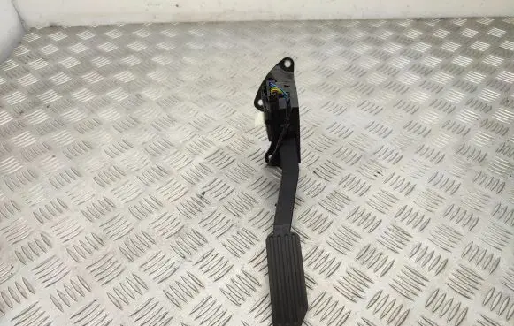 Accelerator throttle pedal
