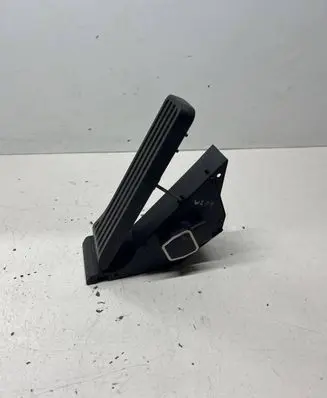 Mercedes-Benz C W204 Accelerator throttle pedal A2043000004