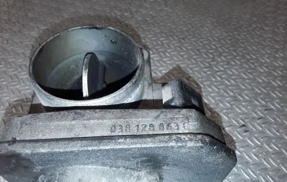 Volkswagen Golf IV Throttle valve 038128063c