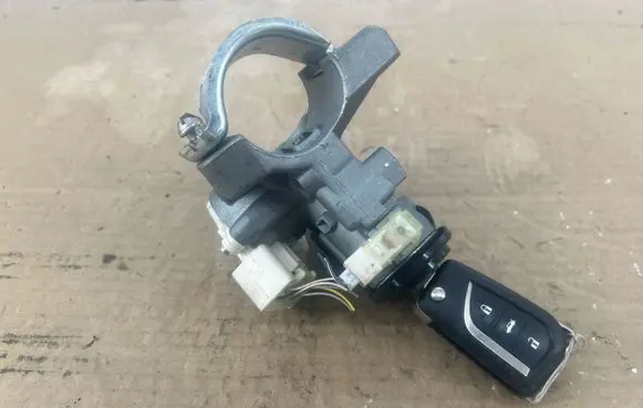 Toyota Avensis T270 Ignition lock 8978305030