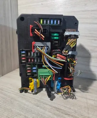 Citroen C4 II Fuse module 9806687980 BSIQ0401 S180204004B