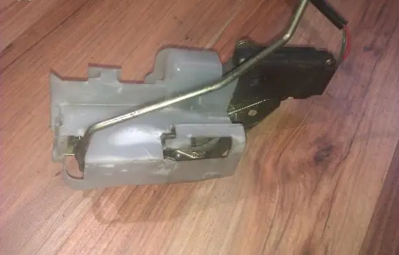 Mazda 323 F Front door lock