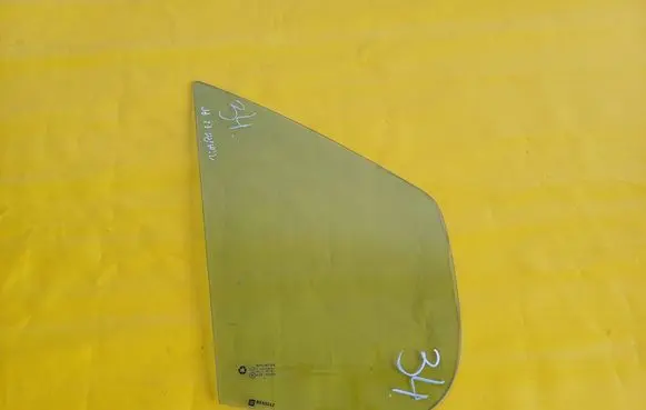 Opel Vivaro Front door window glass four-door
