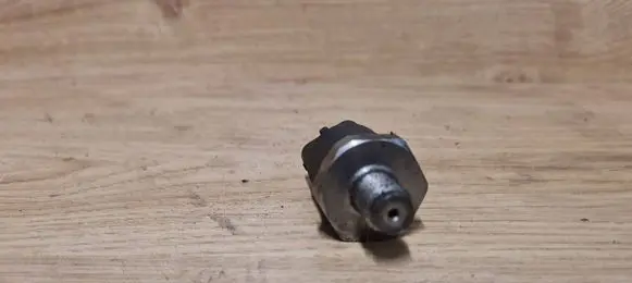 Volvo S60 Fuel distributor 8631588