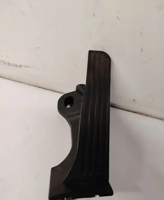 Accelerator throttle pedal
