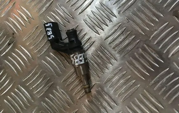 Volkswagen Golf V Fuel injector 0261500016 5835