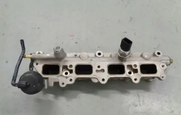 Volkswagen Eos Fuel injector supply line/pipe 