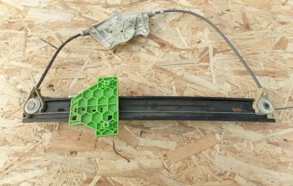 Rear door manual window regulator