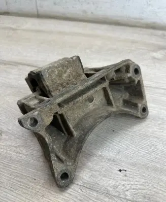 Mercedes-Benz E W211 Engine mount bracket