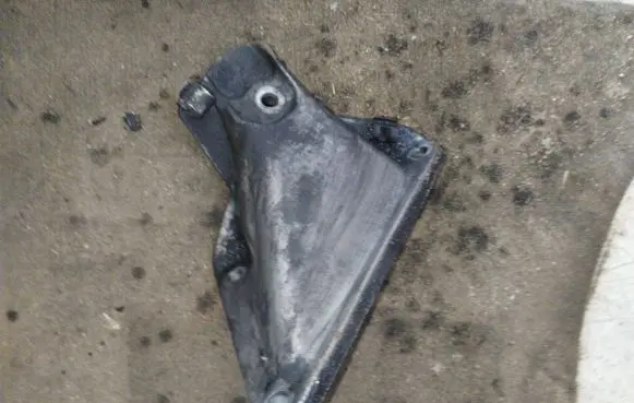 BMW 5 E60 E61 Engine mounting bracket 6761149