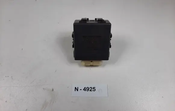 Toyota Avensis T270 Door control unit/module 8597020020