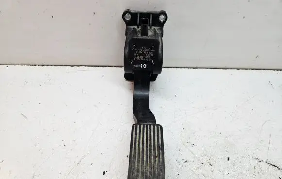 Mercedes-Benz Vito Viano W639 Accelerator throttle pedal A9063000304