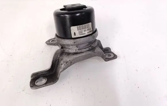 Volvo XC70 Engine mount bracket 31257674 6G926F012ED