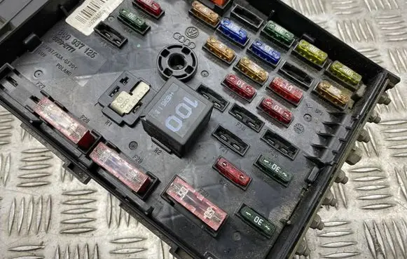 Volkswagen PASSAT B6 Fuse box cover 1K0937132F 17180061 014189871