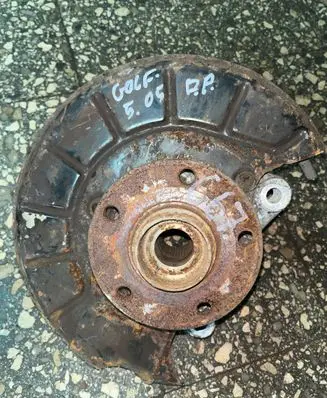 Volkswagen Golf V Front wheel hub