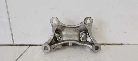 Honda CR-V Engine mounting bracket