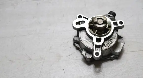 Volvo V40 Vacuum pump 31316688