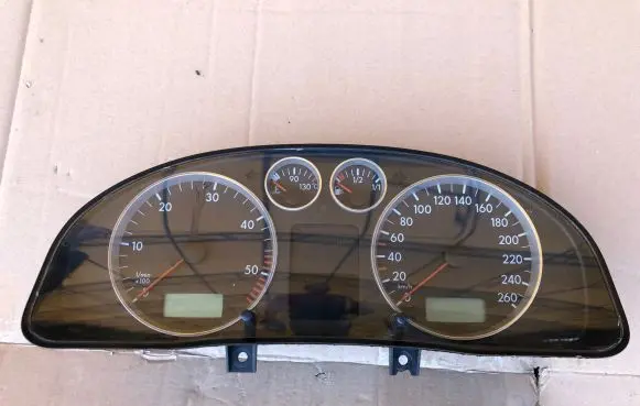 Volkswagen PASSAT B5 Speedometer (instrument cluster) 3B0920806A