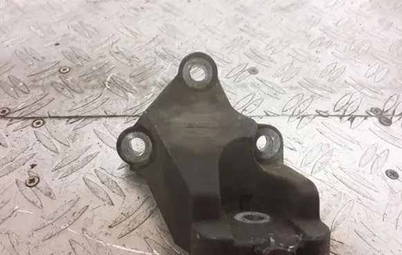 Volvo XC90 Engine mounting bracket 08649262