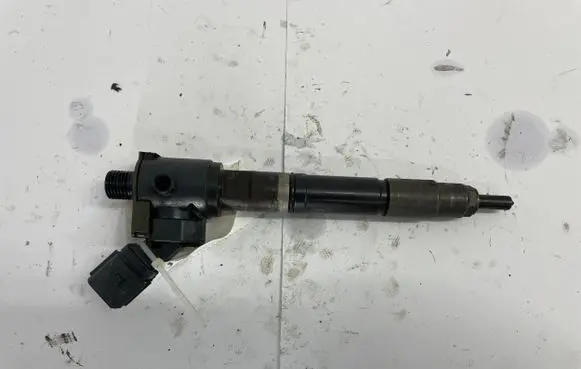 Volvo S60 Fuel injector 31405404