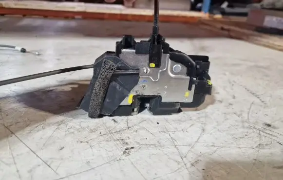 Nissan Qashqai Front door lock