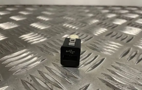 BMW 3 E90 E91 USB socket connector 9167196