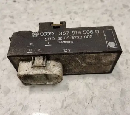 Volkswagen Golf III Coolant fan relay 357919506D 898722000