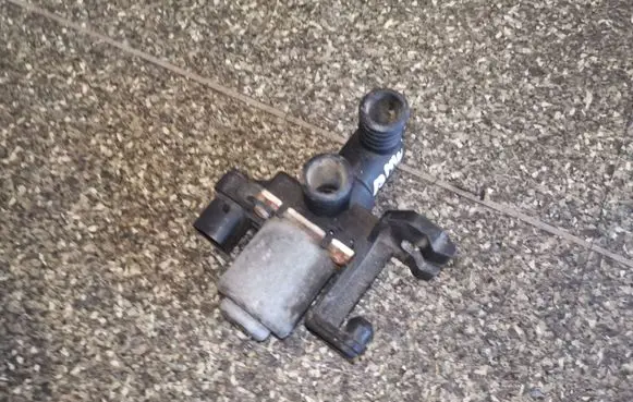 BMW 3 E36 Coolant heater control valve 8391418