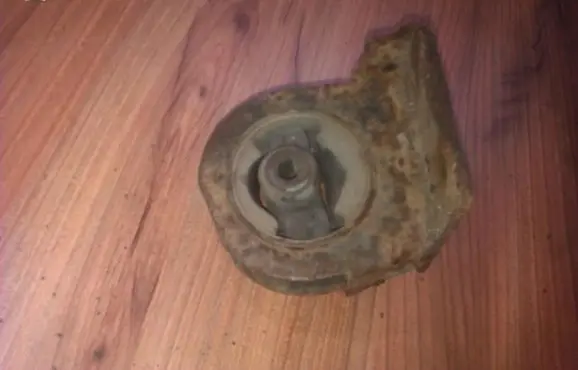 Mitsubishi Galant Engine mount bracket