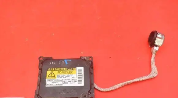 Toyota Avensis T270 Voltage converter/converter module 39000-78258