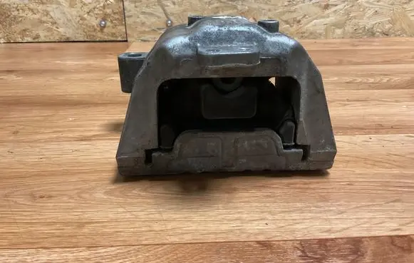 Engine mount bracket