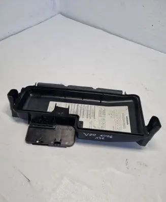 Volvo V70 Fuse box cover 30728133