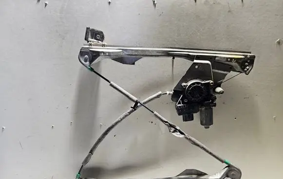 Ford Focus Front door window regulator with motor 0130821756 D2R5A
