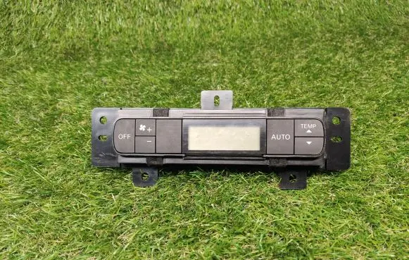 Nissan Pathfinder R52 Air conditioning (A/C) switch 275113KA0A