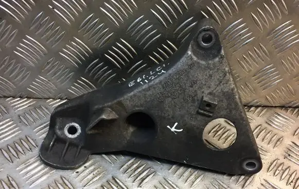 BMW 5 E60 E61 Engine mounting bracket 6777053