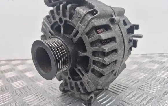 Mercedes-Benz C W204 Generator/alternator A0009067900 FG18S077 2611843A
