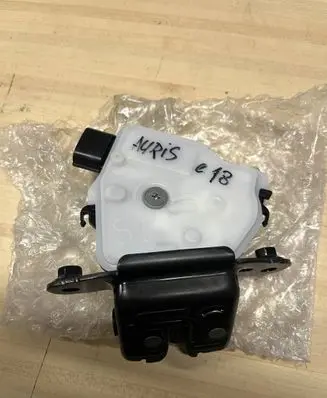 Toyota Auris E180 Rear door lock 6935002