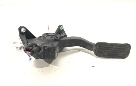 Accelerator throttle pedal