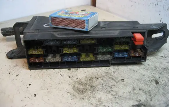Renault Clio II Fuse module 7703397084