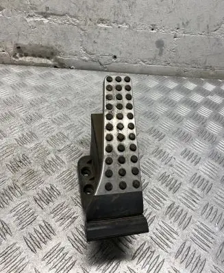 Mercedes-Benz E C207 W207 Accelerator throttle pedal A2043000182