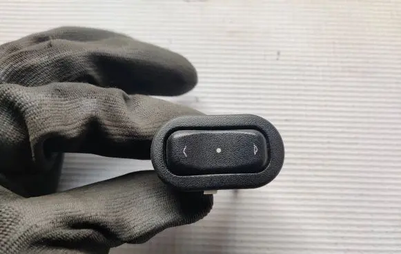 Opel Zafira A Electric window control switch 13363100 90561388