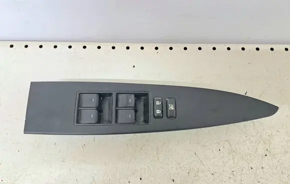 Toyota Avensis T270 Electric window control switch 8404005020
