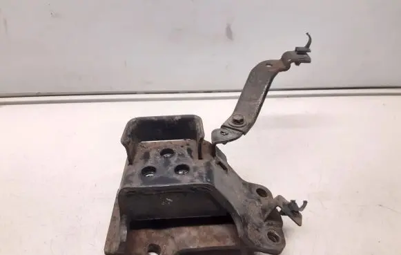Hyundai i30 Engine mounting bracket
