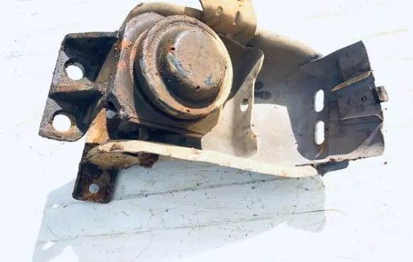 KIA Sedona Engine mount bracket