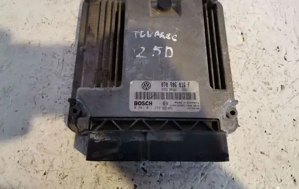 Volkswagen Touareg I Engine control unit/module 070906016F 0281011258
