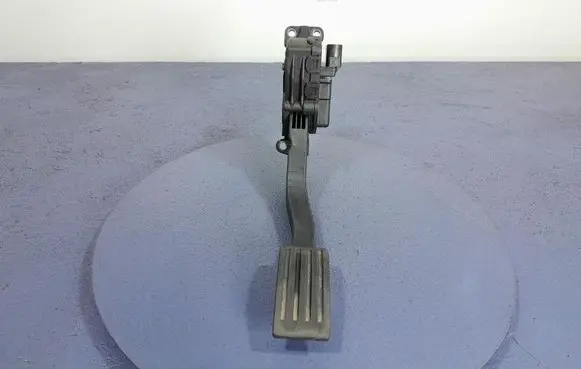 Accelerator throttle pedal