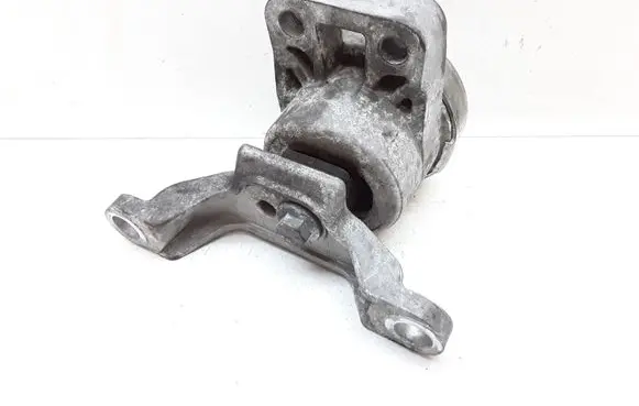 Volvo V70 Engine mount bracket