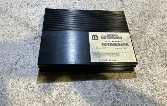 Dodge Challenger Sound amplifier 68267299AB 26777Y TE1AA3455E0597